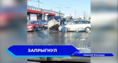 Кроссовер запрыгнул на капот другого авто в Нижнем Новгороде